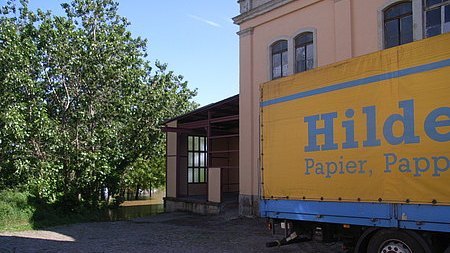 Das Elbe-Hochwasser stoppte im Juni 2013 direkt vor dem Warenlager. Schon 2002 hatte das Hochwasser die Niederlassung fast erreicht.