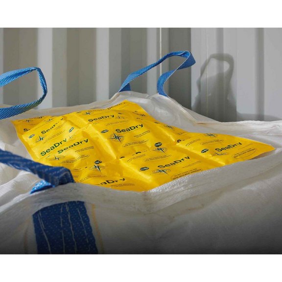 Trockenmitteldecke wird direkt auf die verpackte Ware gelegt