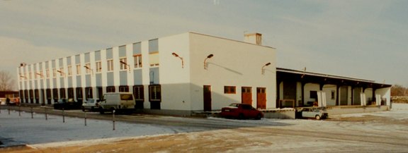 Niederlassung in Berlin-Bohnsdorf (1995 bis 2000). Das Anwesen war zu DDR-Zeiten Zentrallager der Intershop-Einzelhandelskette. Niederlassung in Berlin-Bohnsdorf (1995 bis 2000). Das Anwesen war zu DDR-Zeiten Zentrallager der Intershop-Einzelhandelskette.