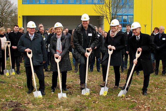 Seniorchef Jens Marcus, Ehefrau Ursula Marcus, Bürgermeister Stefan Bauer, Julia Marcus und ihr Vater und Vorstandsvorsitzende Jan Marcus (v.l.n.r.) beim symbolischen Spatenstich am 7. März 2017 Seniorchef Jens Marcus, Ehefrau Ursula Marcus, Bürgermeister Stefan Bauer, Julia Marcus und ihr Vater und Vorstandsvorsitzende Jan Marcus (v.l.n.r.) beim symbolischen Spatenstich am 7. März 2017