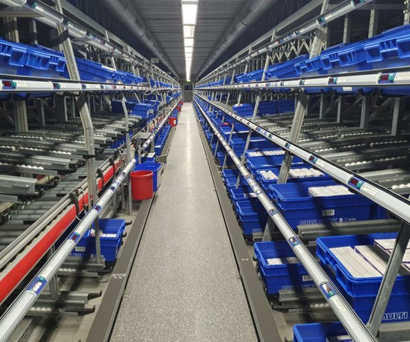 Integration in ein bestehendes Regalsystem mit Fördertechnik Integration in ein bestehendes Regalsystem mit Fördertechnik