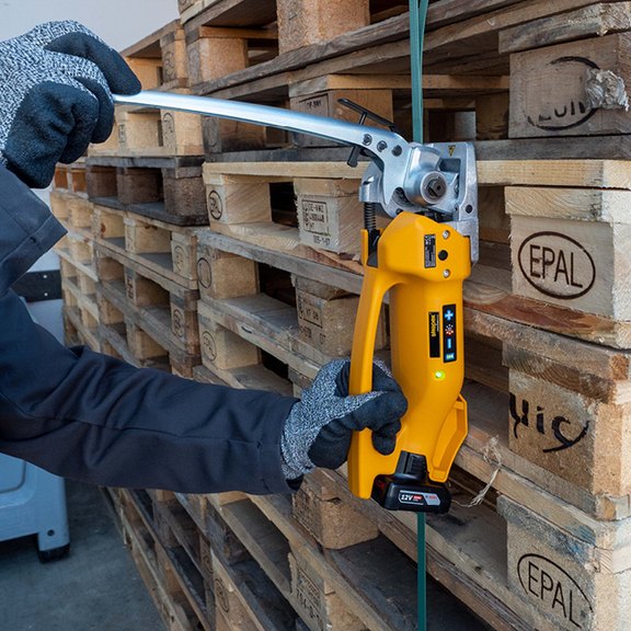 einfaches manuelles Spannen mit dem Akku-Umreifungsgerät STB 55
