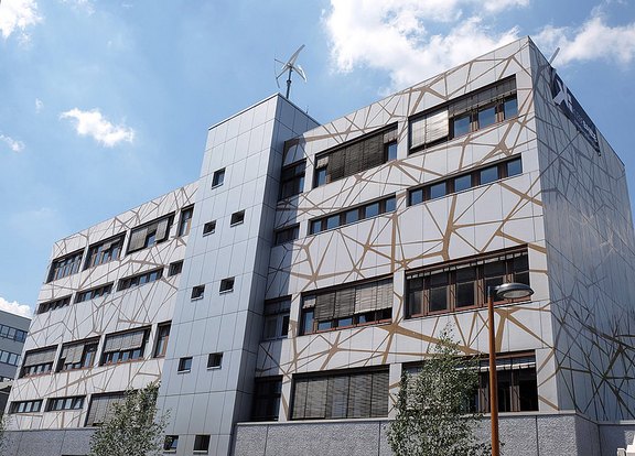 „Neuro“, das mit 800 m² größte permanente Tape Art-Fassadenwerk der Welt in Berlin „Neuro“, das mit 800 m² größte permanente Tape Art-Fassadenwerk der Welt in Berlin