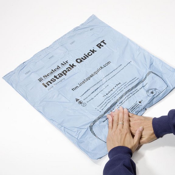 Instapak Quick® Beutel schäumt sich binnen weniger Sekunden auf