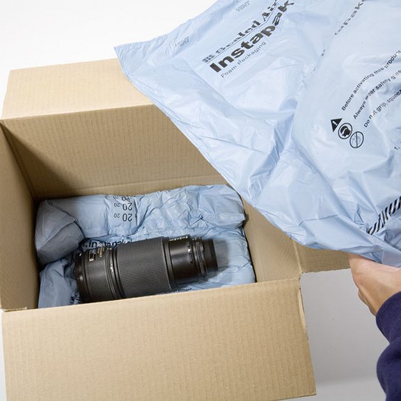 Instapak Quick® Beutel legt sich um die Ware